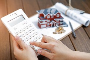 Artykuł opisuje dlaczego warto skorzystać z pomocy pośrednika kredytu hipotecznego